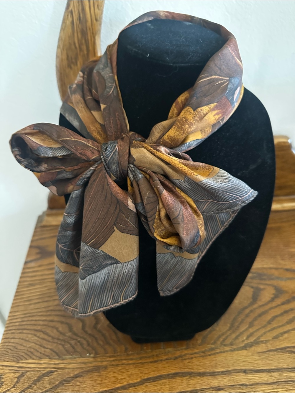 Liz Claiborne Silk Neck/Purse Scarf Sogned